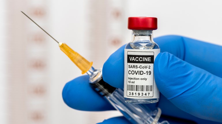 Een coronavaccin met injectienaald (Foto: ANP)