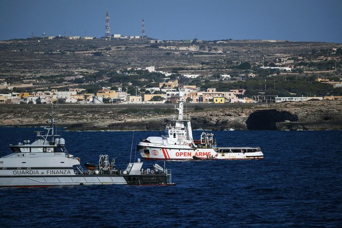Salvini, un ex ministro italiano, è sotto processo per aver rifiutato di entrare nei rifugiati in barca