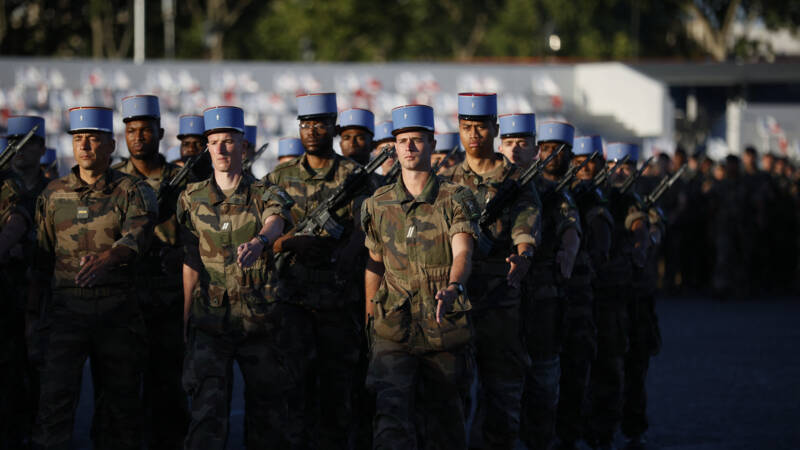 The French government condemns former generals who warn of a civil war