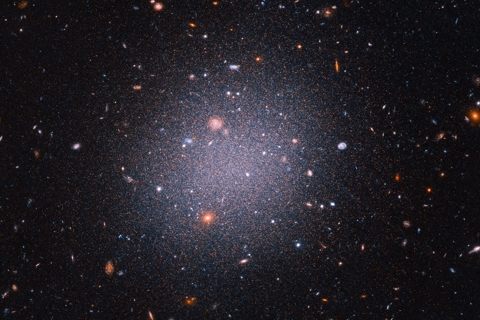 Hubble confirms the existence of galaxies that barely harbor dark matter المادة