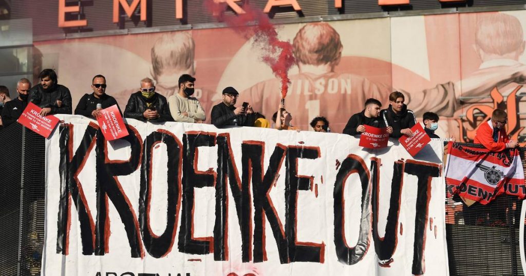 Thousands of Arsenal fans protested the departure of Kroenke, the owner of the American club, the Super League file