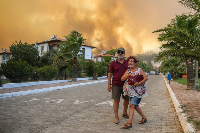 Hundreds of new forest fires broke out in Turkey and Greece
