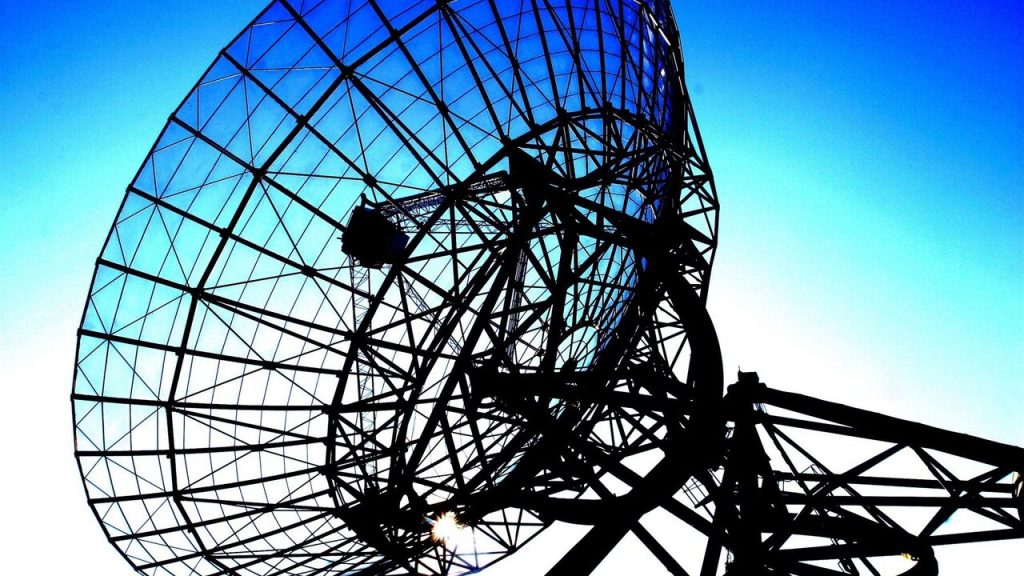 Drenthe radio telescopes as stopping places for cosmic comedy