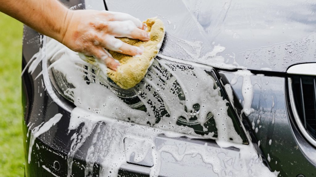 Werknemers carwash stelen sieraden uit auto klant