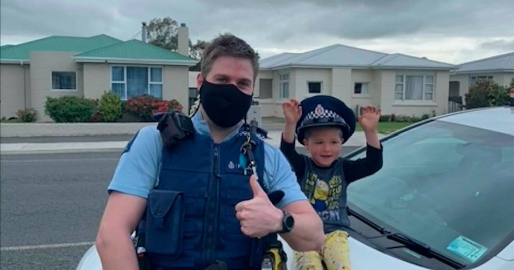 New Zealand agent responds to toddler's emergency call: 'Your toys are really cool' |  Instagram