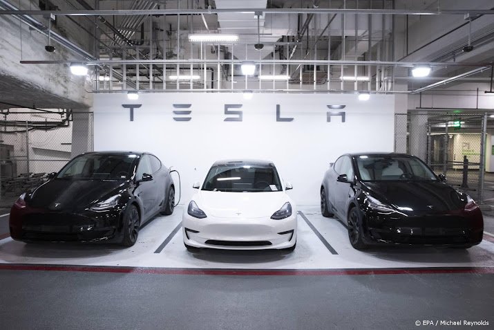 Tesla recalls cars for self-driving test after troubleshooting update