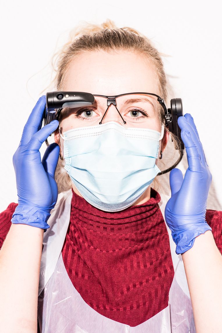 District nurses at Queen Beatrix Regional Hospital in Wintersvik wear smart glasses during their tours.  Jan Mulders' photo