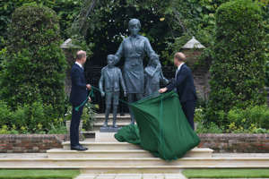 Prince William and Prince Harry at the unveiling of a statue of Princess Diana, July 2021 (Image: BRONOPRES)