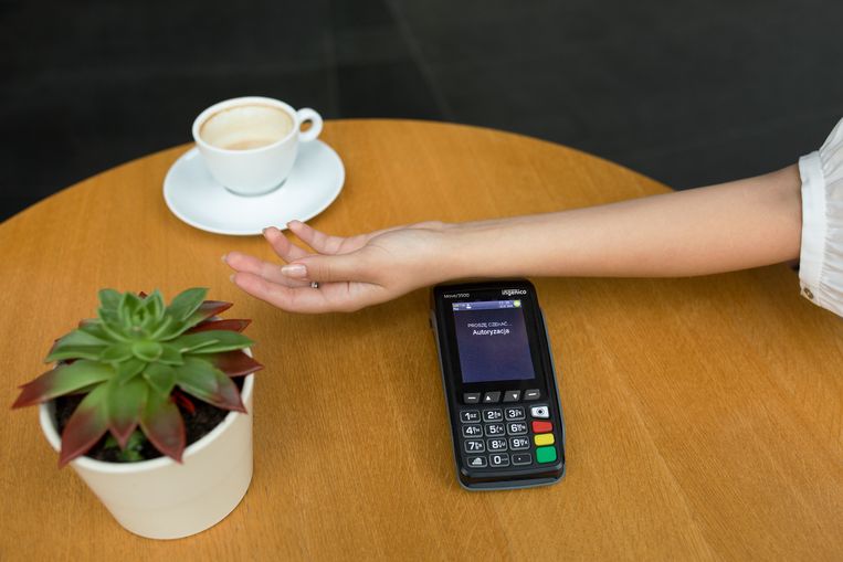 Contactless payment with Walletmor chip.  Walletmor Statue / Piotr Dejneka