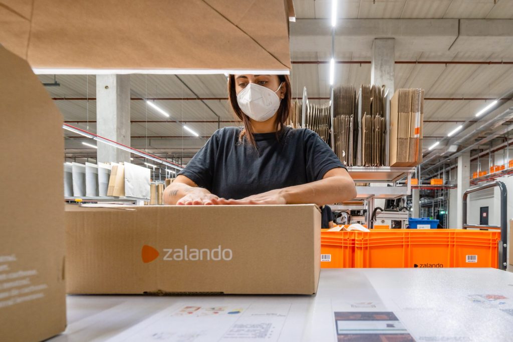Zalando ships first package from its new shipping center • TTM.nl