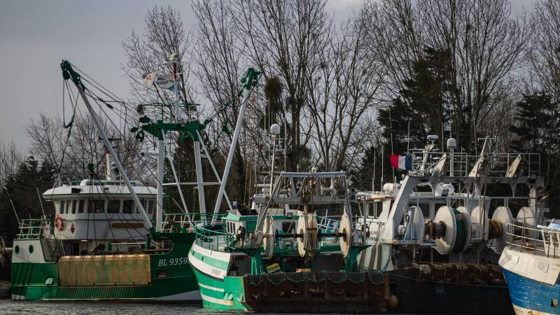 Dutch fishing boat and trucks blocked by the French in port