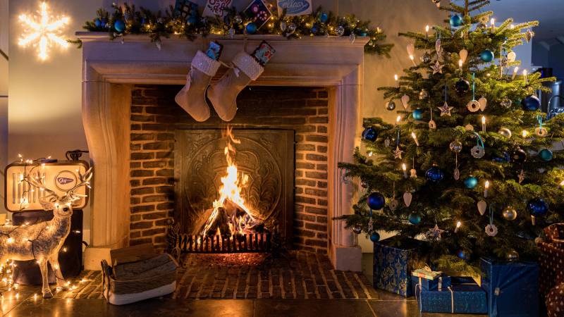 SBS6 just shows a crackling fire at Christmas: 'Don't watch TV for a while'