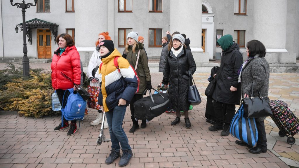Ukrainians flee to neighboring countries, Dutch organizations set up aid