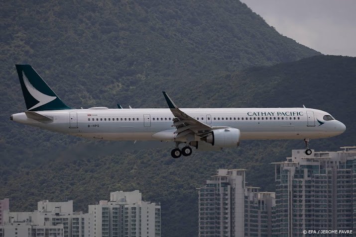 Hong Kong airline Cathay flies around Russia