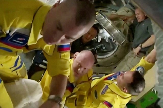 Russia denies cosmonauts wear uniforms in Ukrainian colors - science