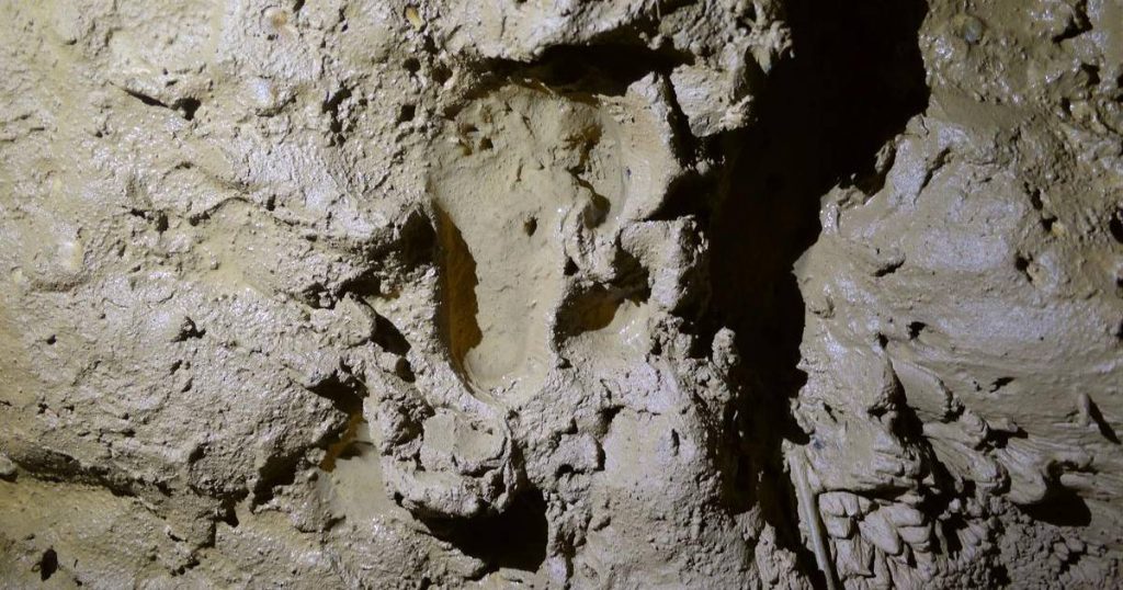 French researchers discover a burial cave hidden 2,500 years ago: "children's footprints were found" |  to know