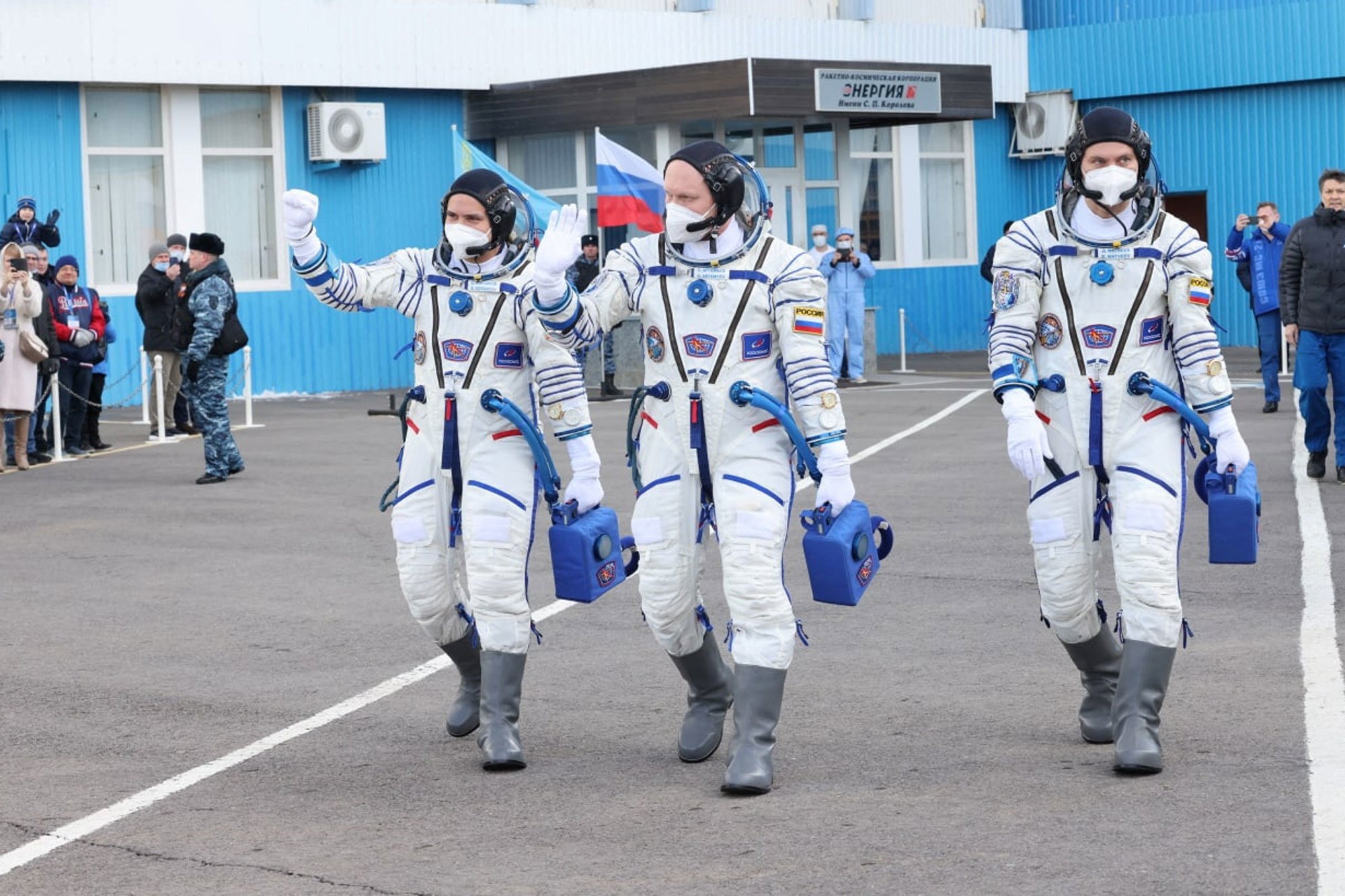 Какие космонавты сейчас в космосе 2024 год. Костюмы Космонавтов России на МКС. Бауманский экипаж МКС. МС-21 МКС.
