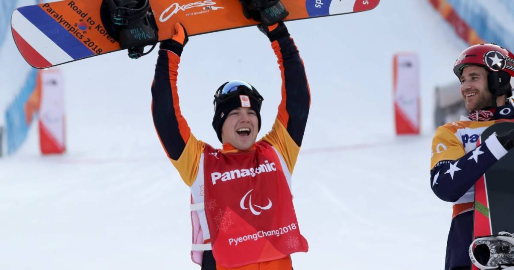 Snowboarders Ponchoten and Voss carry the flag at the opening of the Paralympic Games |  other sports