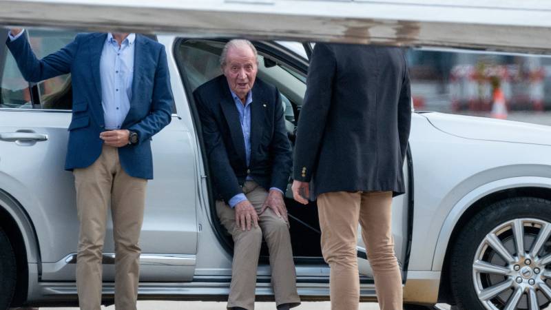 Of course, the former Spanish King Juan Carlos does not sleep in the palace