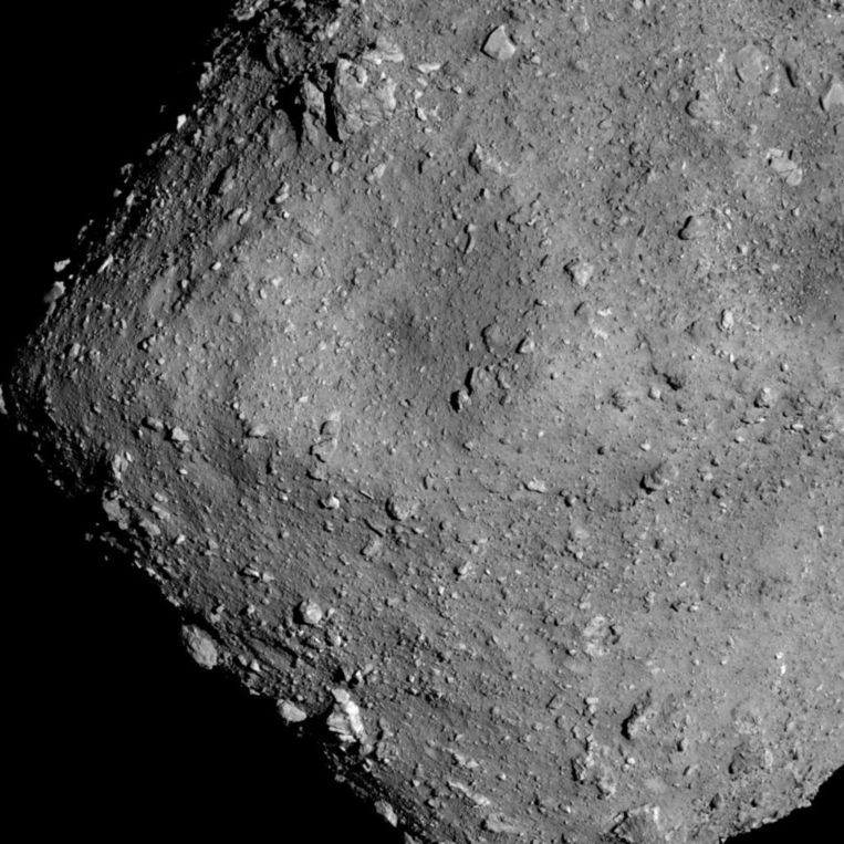 Asteroid Ryugu, photographed by the Japanese probe Hayabusa 2 at an altitude of six kilometers.  Image Jaxa
