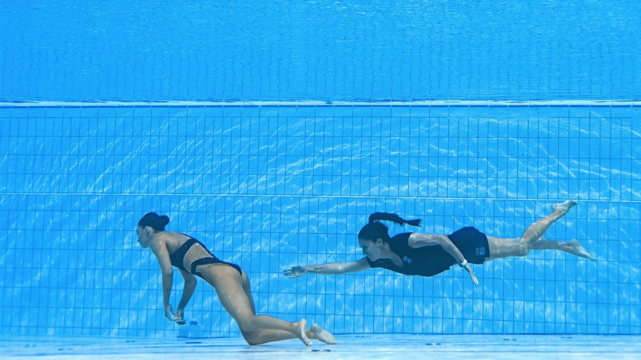 Coach saves an unconscious synchronized swimmer from drowning