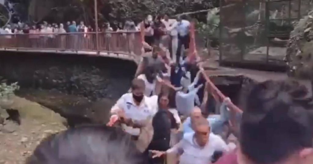 Mayor immediately opens a pedestrian bridge that collapses again: eight injured |  Abroad