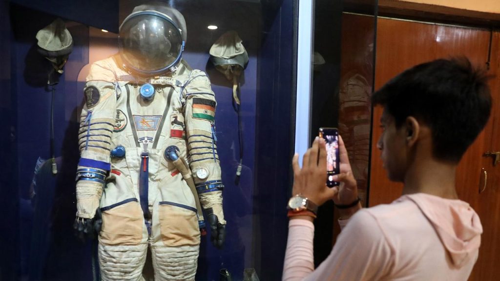 NASA allows two companies to make spacesuits to return to the moon |  Currently
