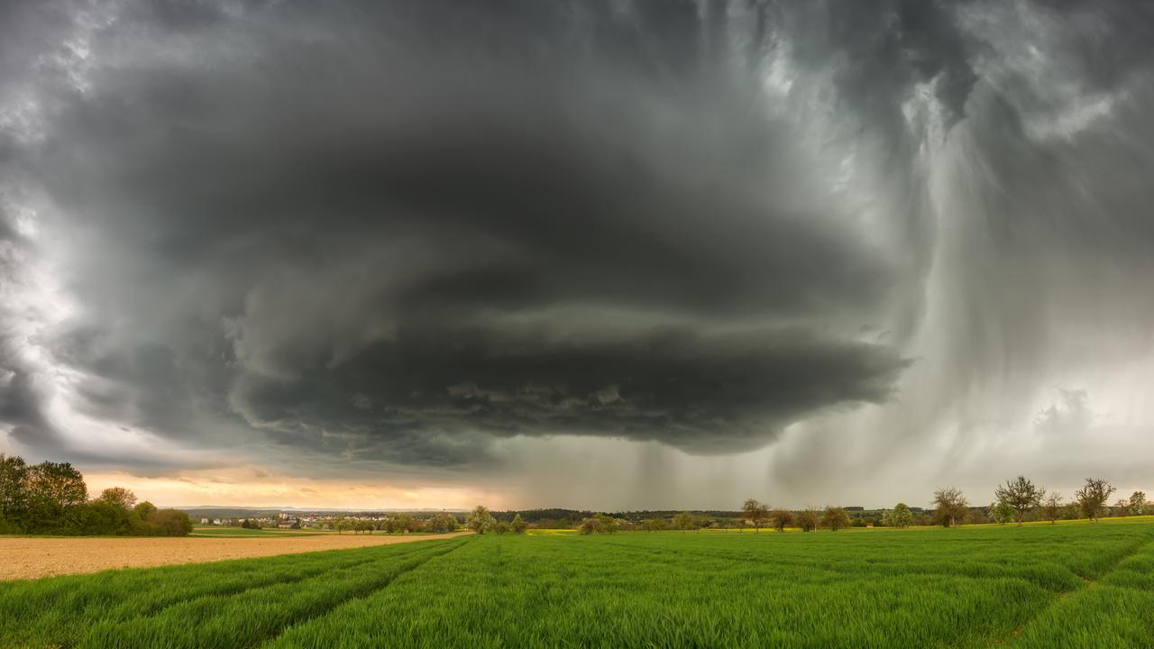 Thunderstorms especially during thunderstorms in Germany.  It is also known as a supercell.  This is the most extreme form of thunderstorm, including the risk of tornado formation.