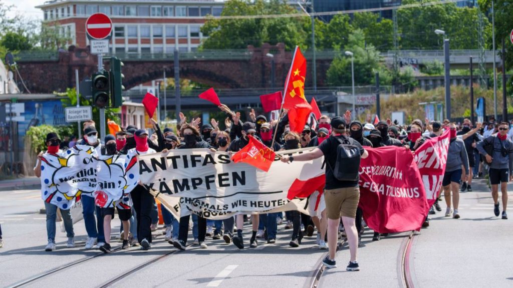 Thousands of opposition protesters block neo-Nazis in Mainz