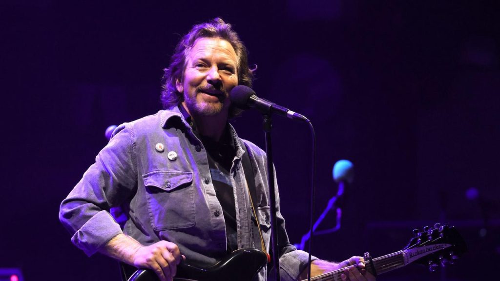 Pearl Jam singer Eddie Vader thanks Dutch doctor for restoring voice |  Music