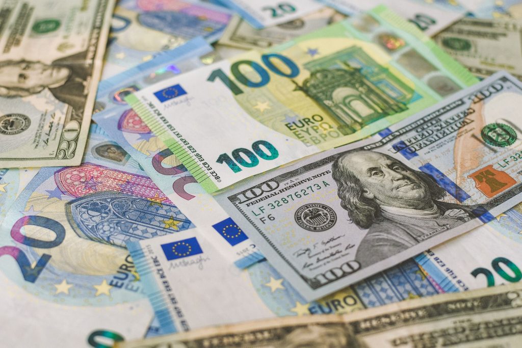 Recession fears cause the euro to drop dramatically