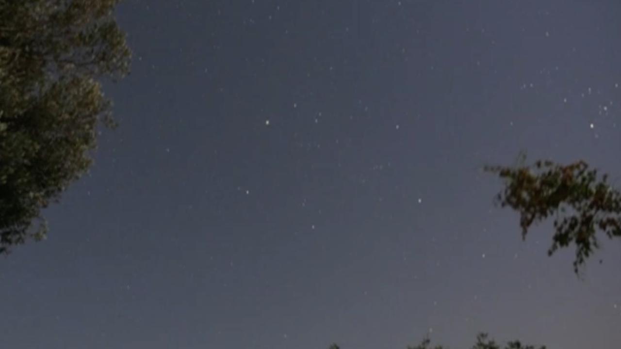 Beeld uit video: Timelapse: Vallende sterren boven Griekenland door meteorenzwerm de Perseïden