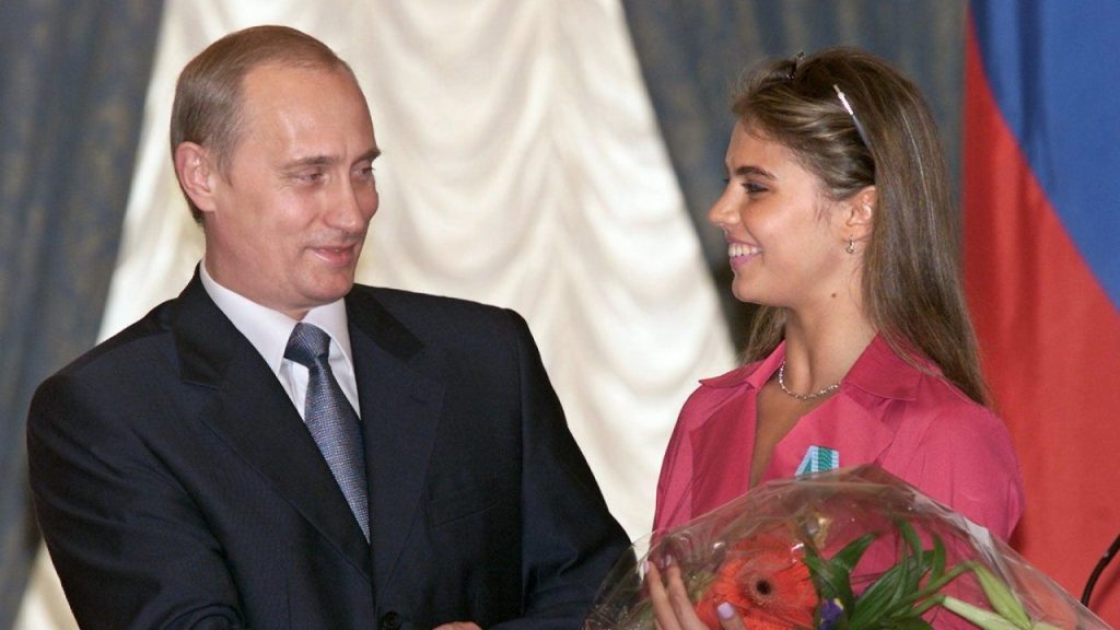 US puts Putin's wife on economic sanctions list