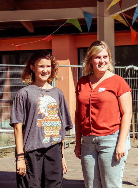 Explorer Sana with Coach Anouk Routier from Explorer: ready for an adventure full of knowledge and science. 