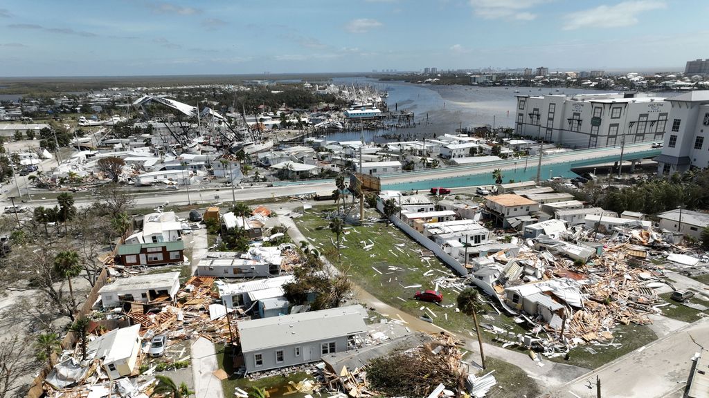 Deaths, power outages and severe damage in Florida from Hurricane Ian