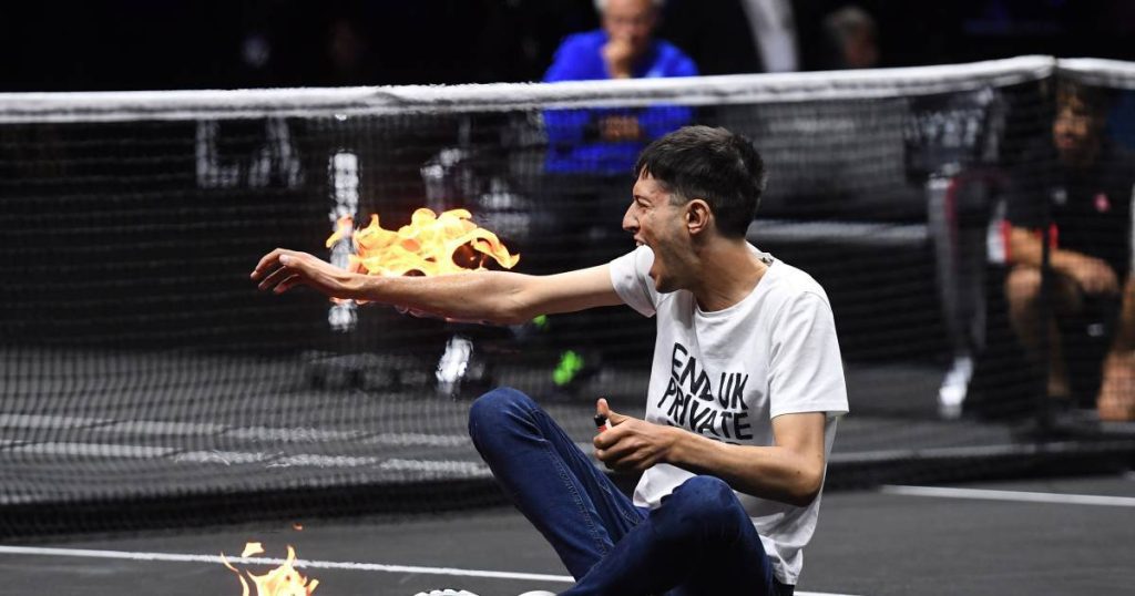 Climate activist sets himself on fire at Laver Cup in London |  Tennis