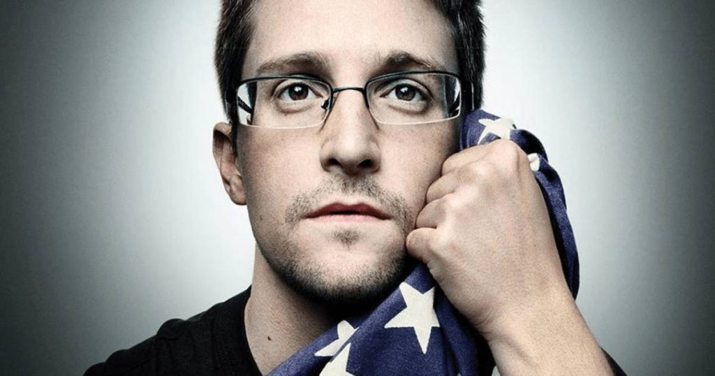 Putin gives Snowden Russian passport to whistleblowers |  Abroad