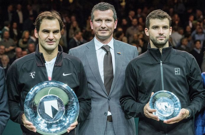 Roger Federer after the 2018 final against Grigor Dimitrov.  Next to him is Richard Krajicek.
