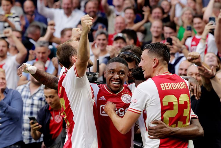 The gap between Ajax and the PSV Eindhoven and Feyenoord strikers is getting wider