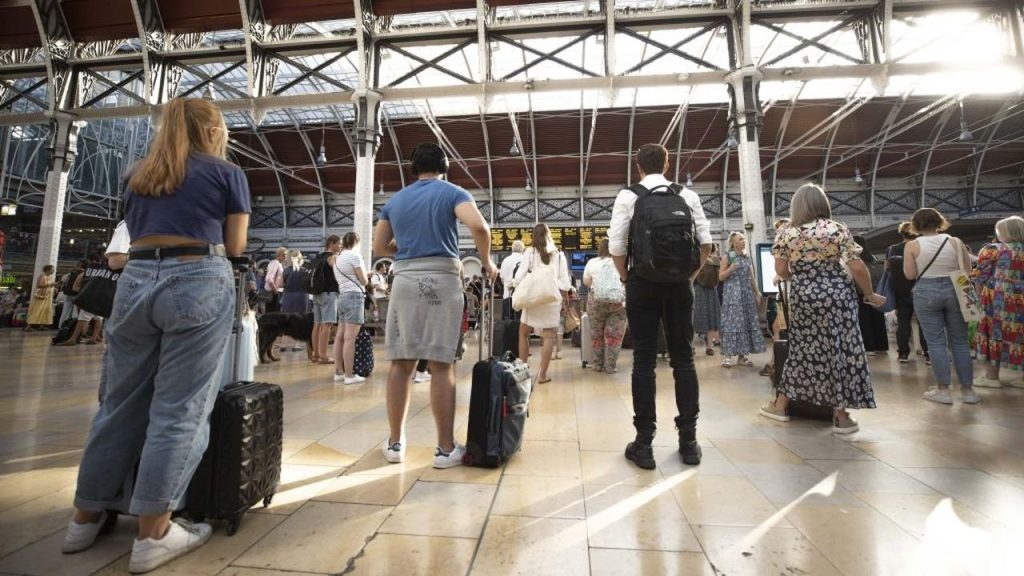 Thousands of train drivers in the UK lay off work |  Currently
