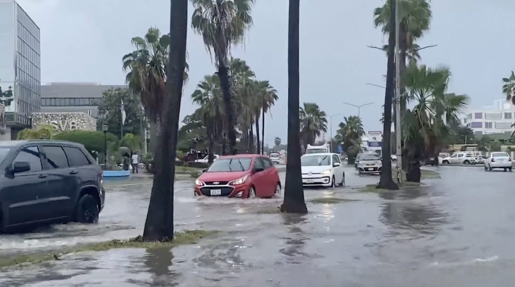 Tropical wave causes flooding in Curaçao