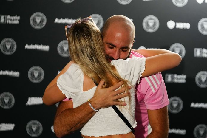 Gonzalo Higuain hugging his wife.
