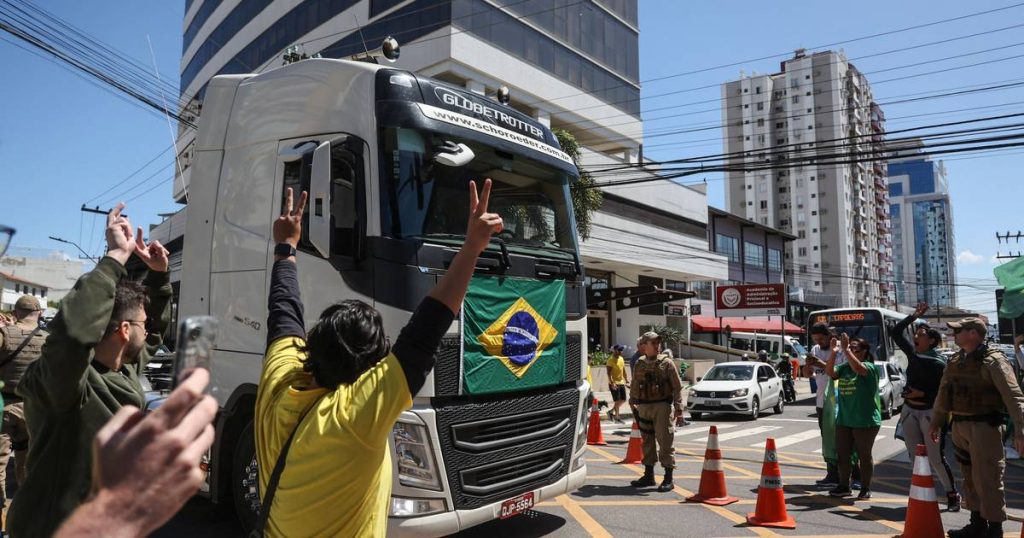 Bolsonaro calls on his supporters to stop roadblocks |  Abroad