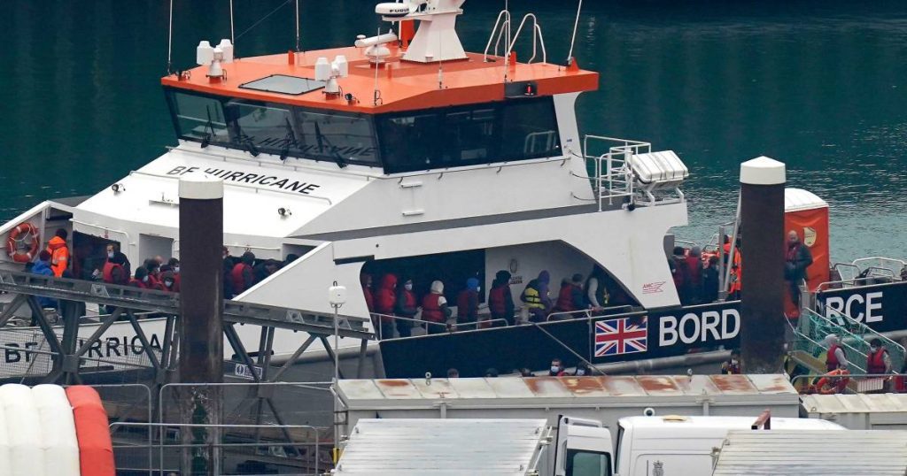 Britain and France sign an agreement to reduce the number of migrants crossing the channel |  Abroad