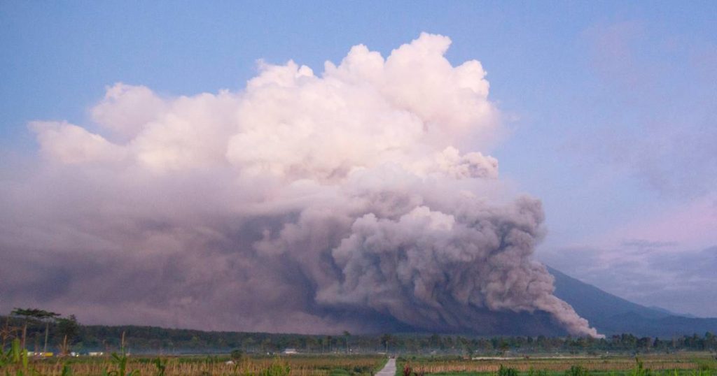 Highest alert level after Indonesia's Semeru volcano eruption |  Abroad