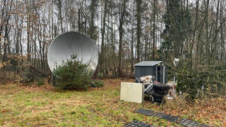 The dishes of the former observatory are still on the ground (Photo: Eric Peters).