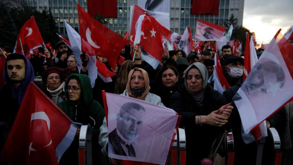 Thousands of Turks demonstrate in Istanbul to protest against the mayor's imprisonment |  Abroad