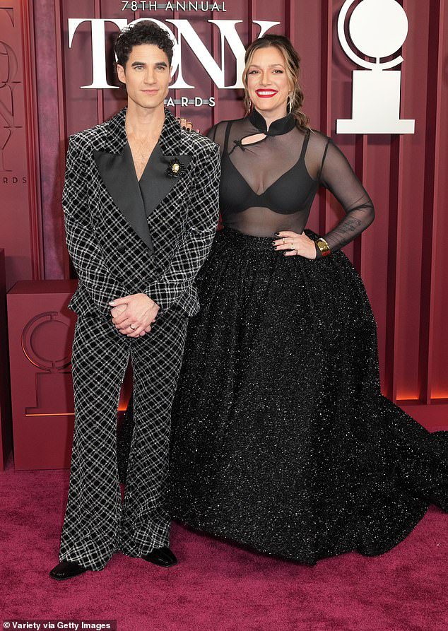 Darren Criss Alum Darren Criss was made thanks to his engraved suit, while his wife, Mia Swair, boasted her chest on the red carpet ... she wears a transparent black summit and Sparkley skirt