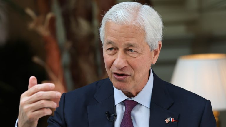 Jimmy Damon warns of Jpmorgan that the American economy may deteriorate soon.
